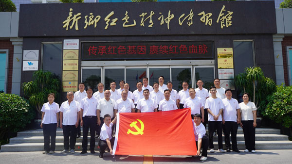 中共秀才庄党委莅临新乡红色精神传习馆开展主题党日活动